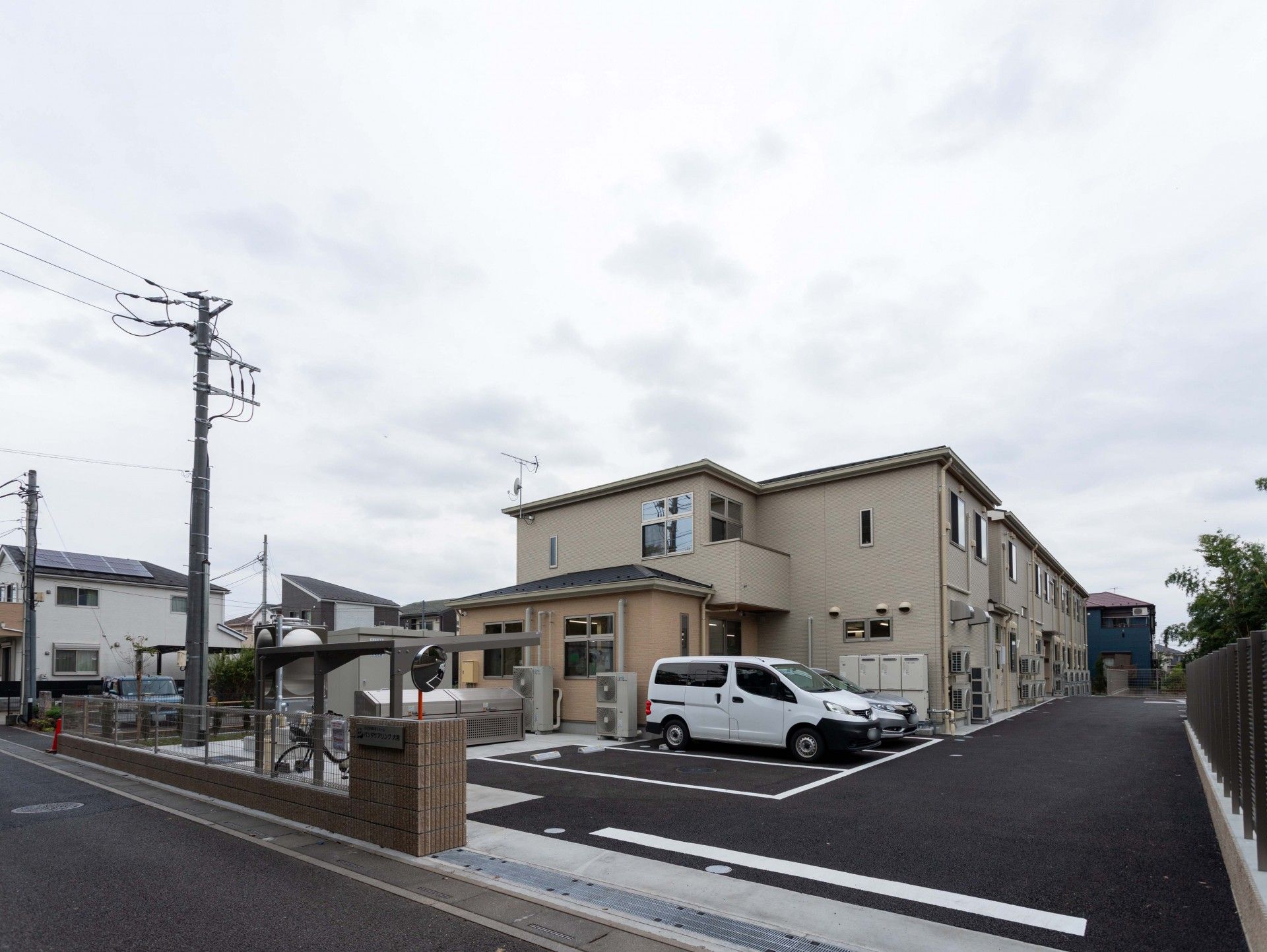 駐車場のある建物外観