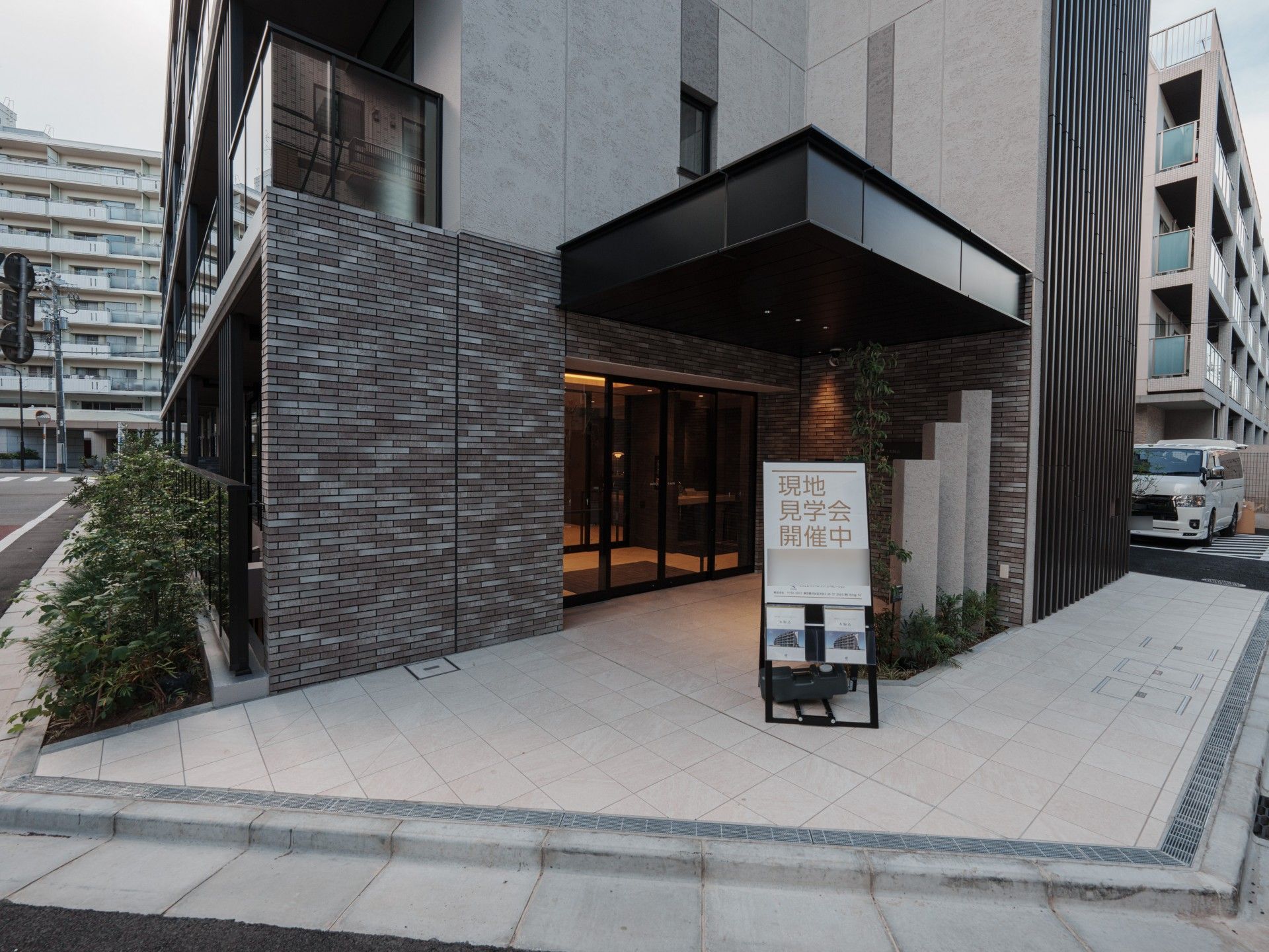 見学会案内の建物入口