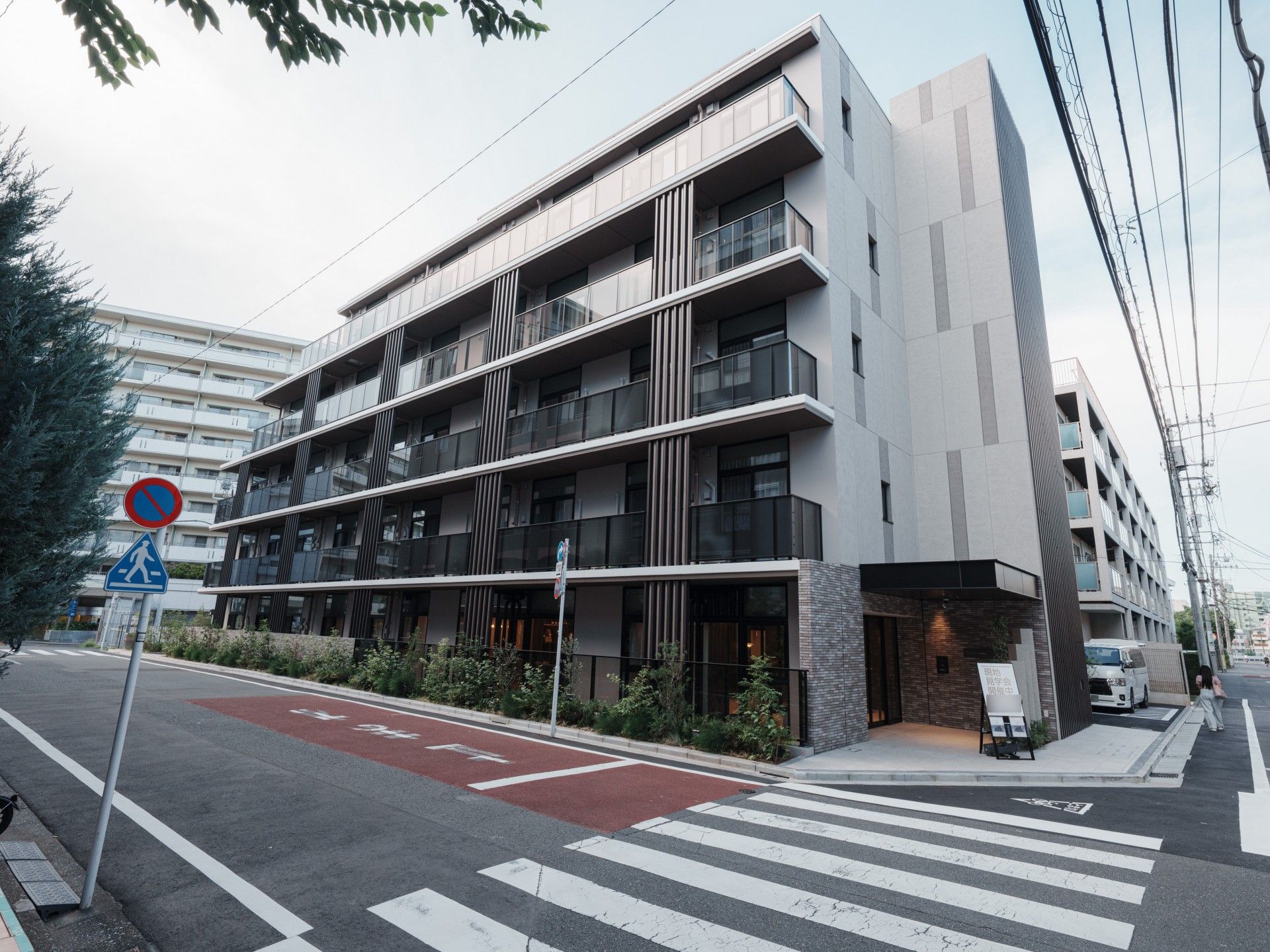 落ち着いた外観の建物