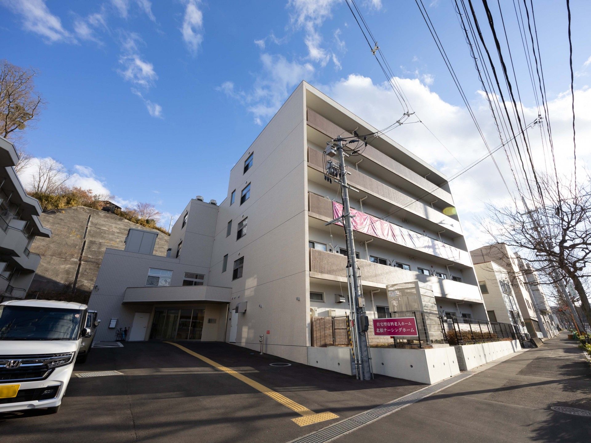 青空の下の建物外観