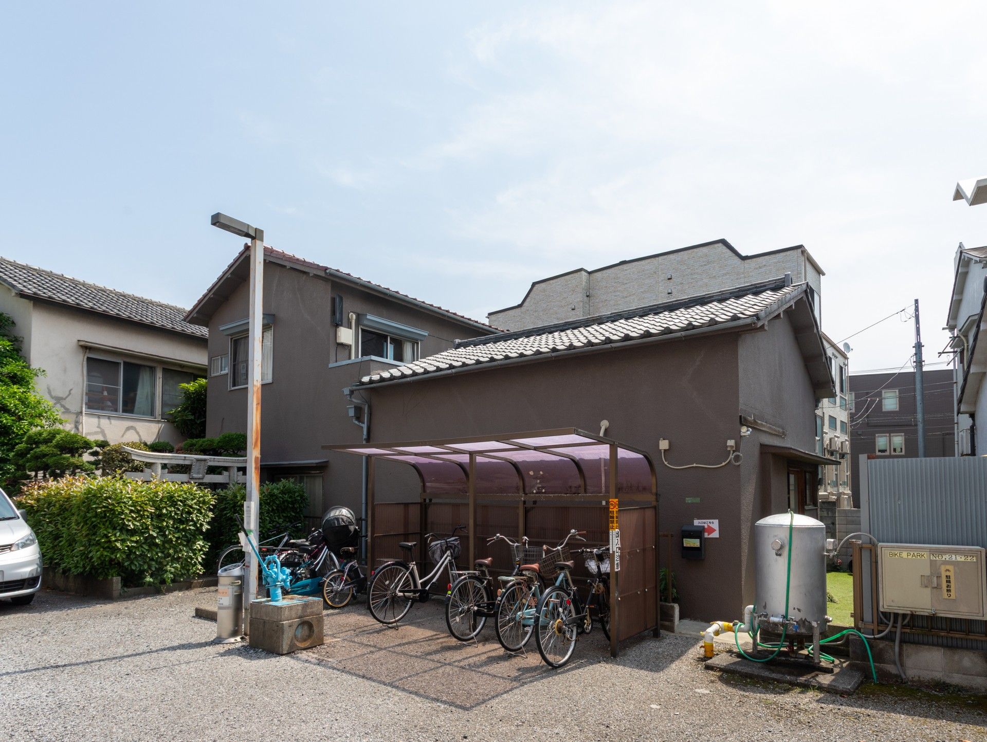 自転車置き場のある建物