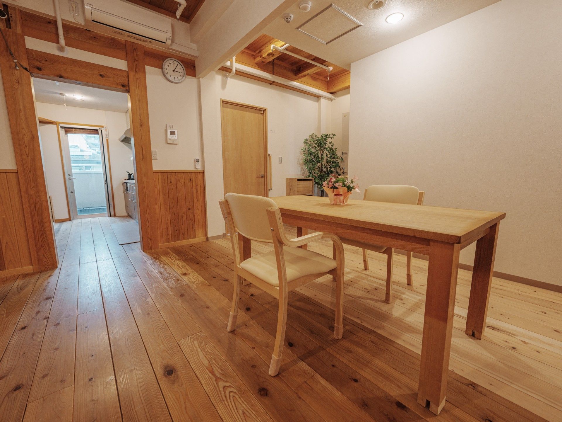 木の温もりを感じる部屋