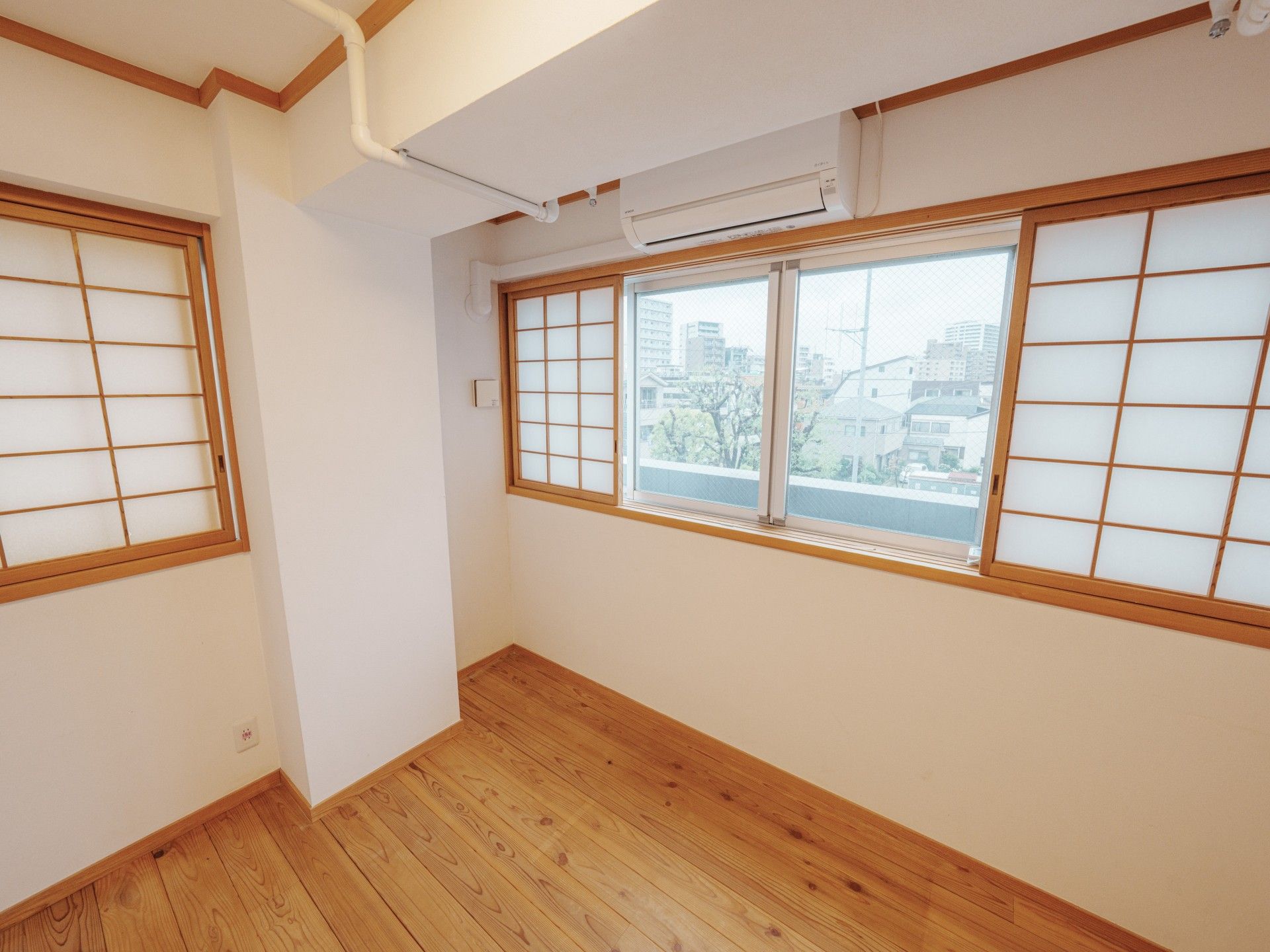 和風の窓がある部屋