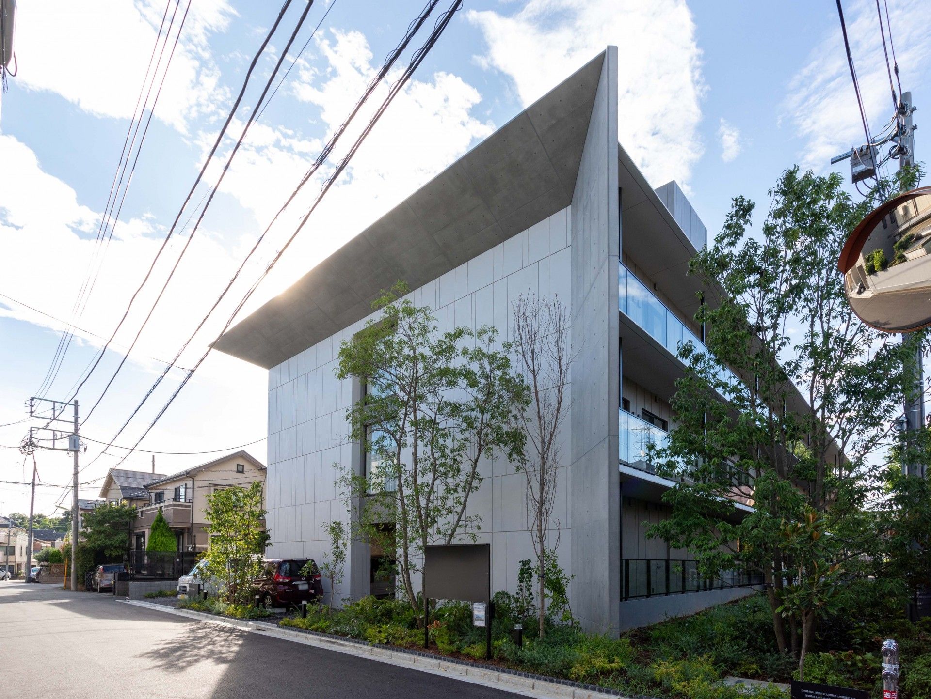 緑に囲まれた建物外観