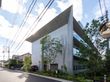 緑に囲まれた建物外観