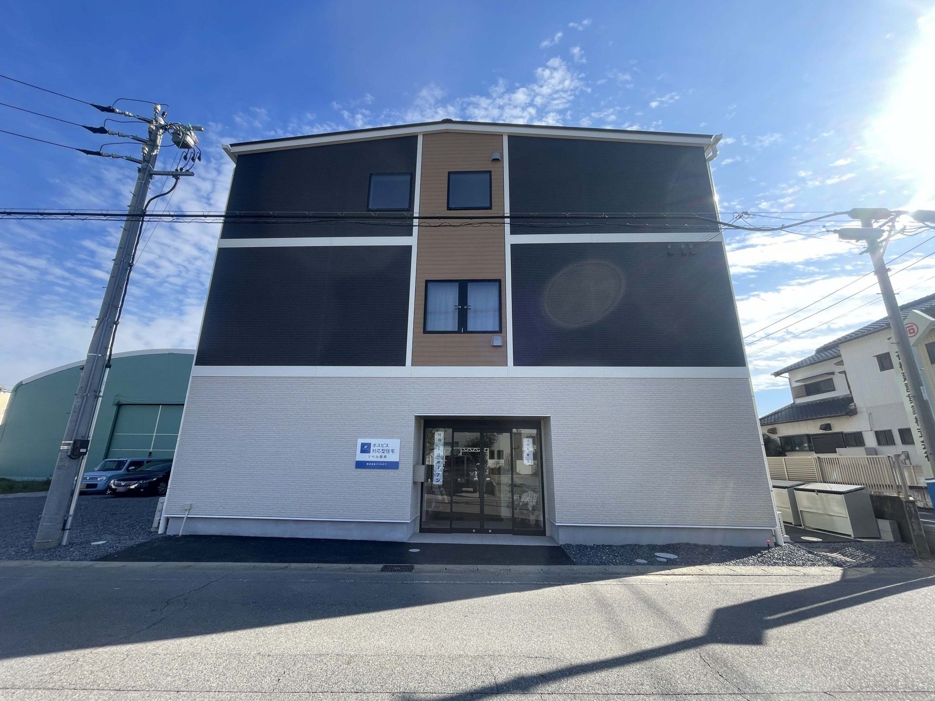 三階建ての建物外観