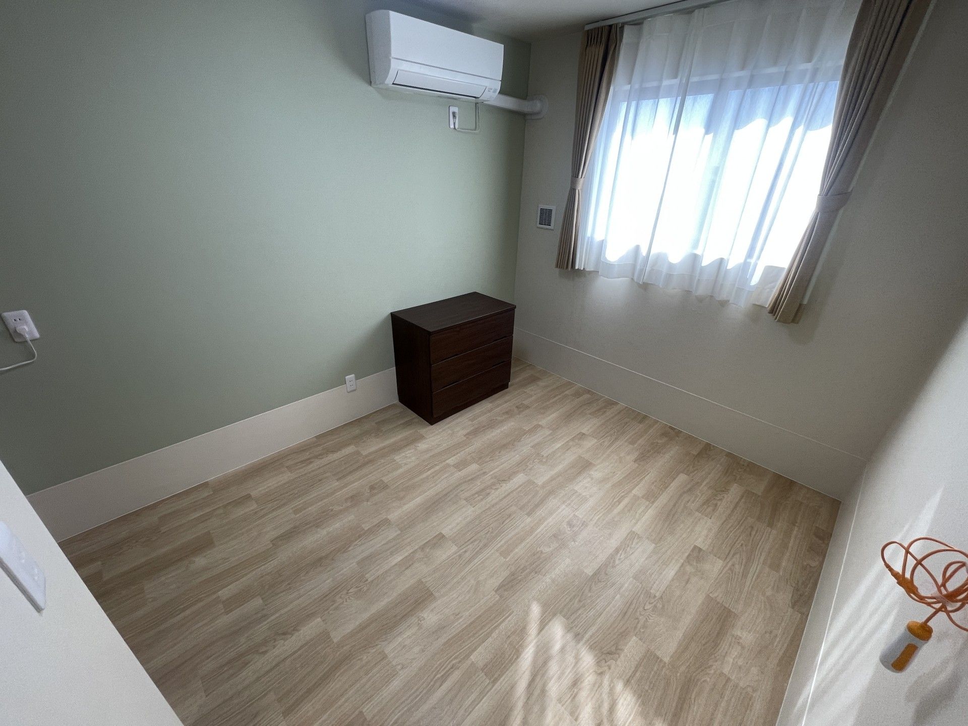 日差しが差し込む部屋