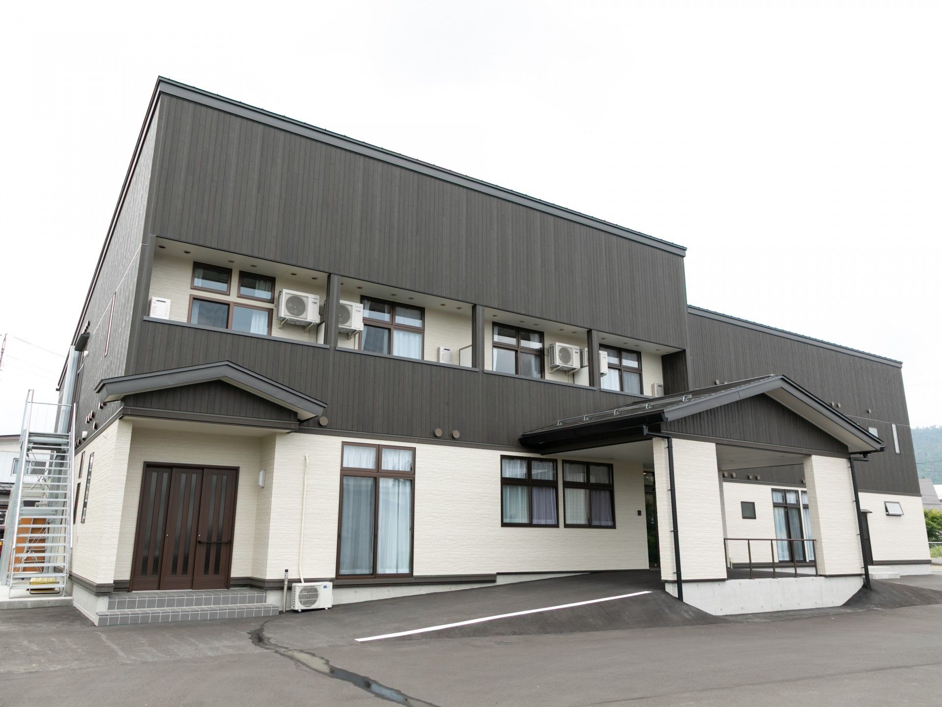 落ち着いた外観の建物
