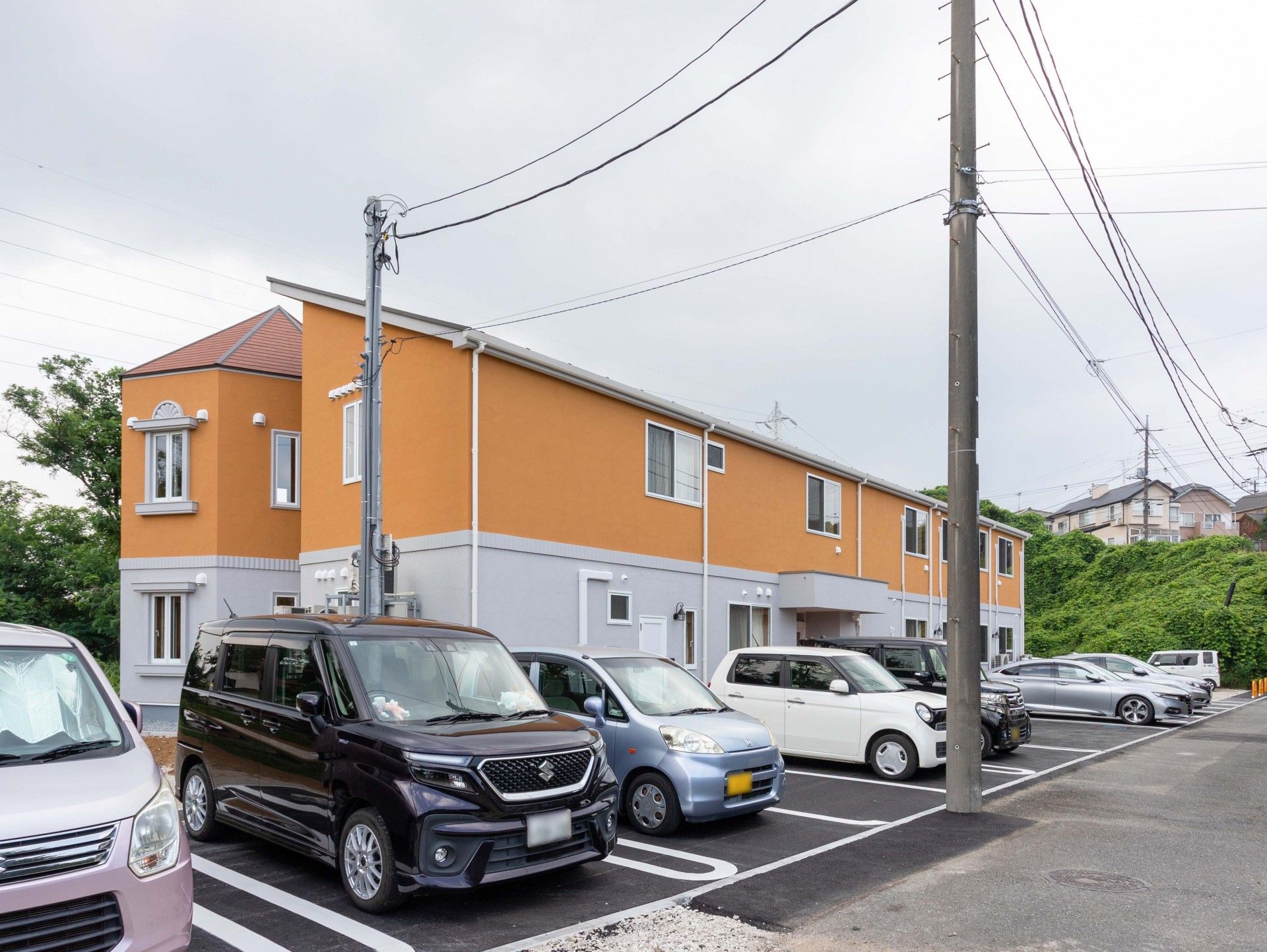 駐車場のある建物外観