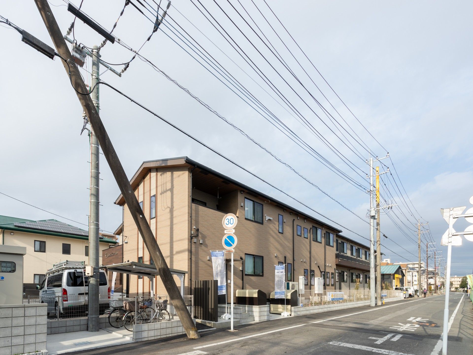 落ち着いた外観の建物