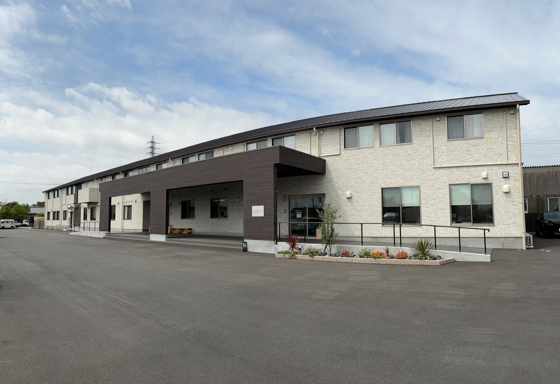 広い駐車場のある建物