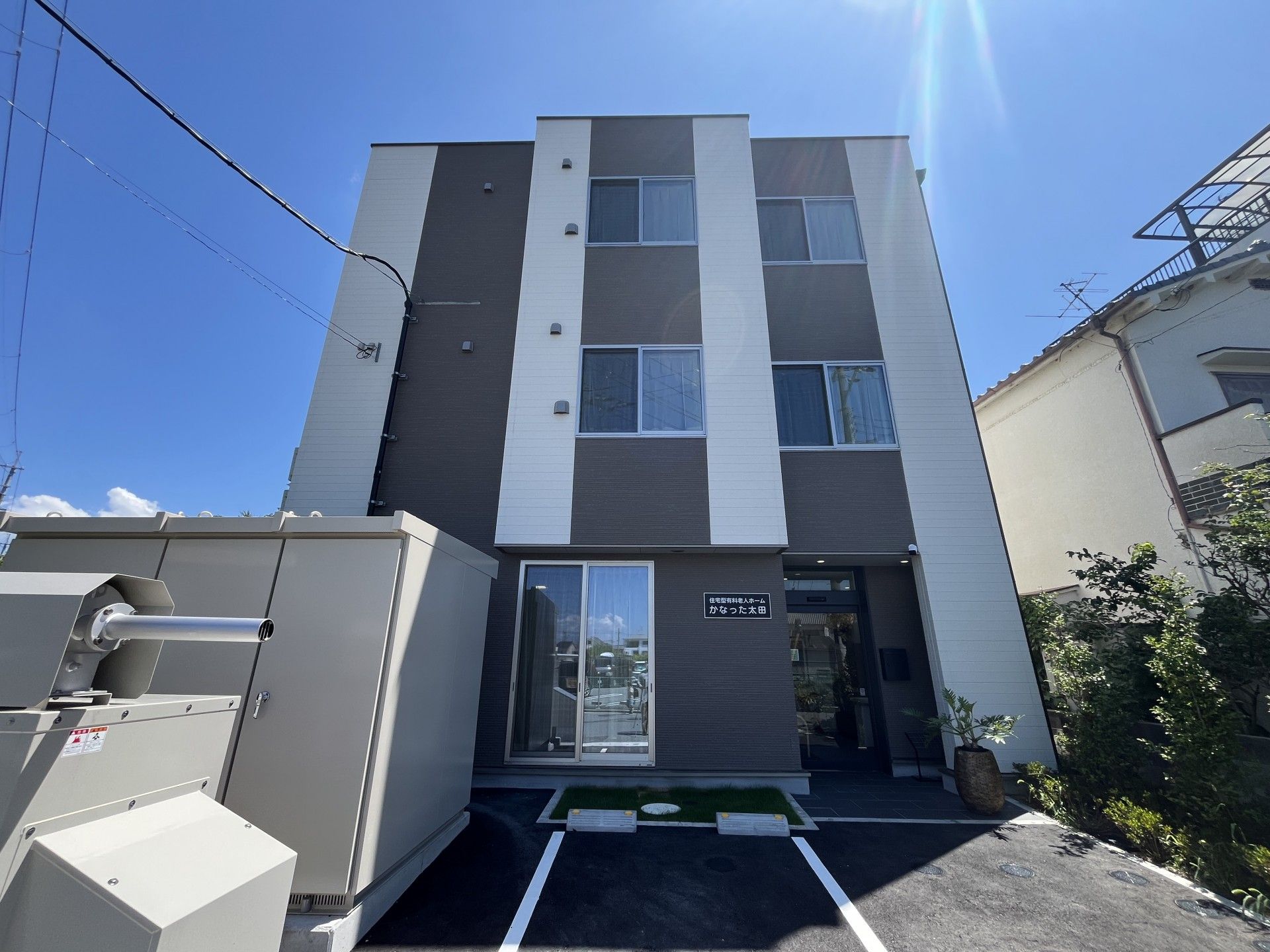 三階建ての建物外観
