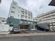 駐車場のある建物外観