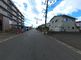 広い道路に面した建物の外観