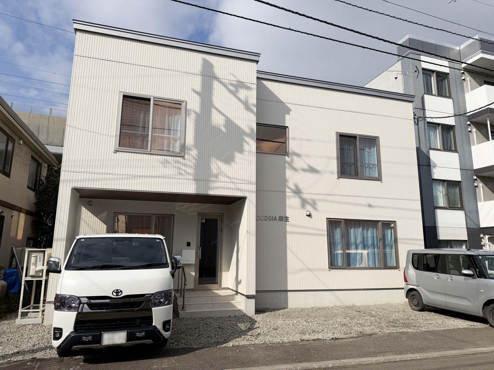 白い建物の外観
