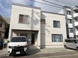 白い建物の外観