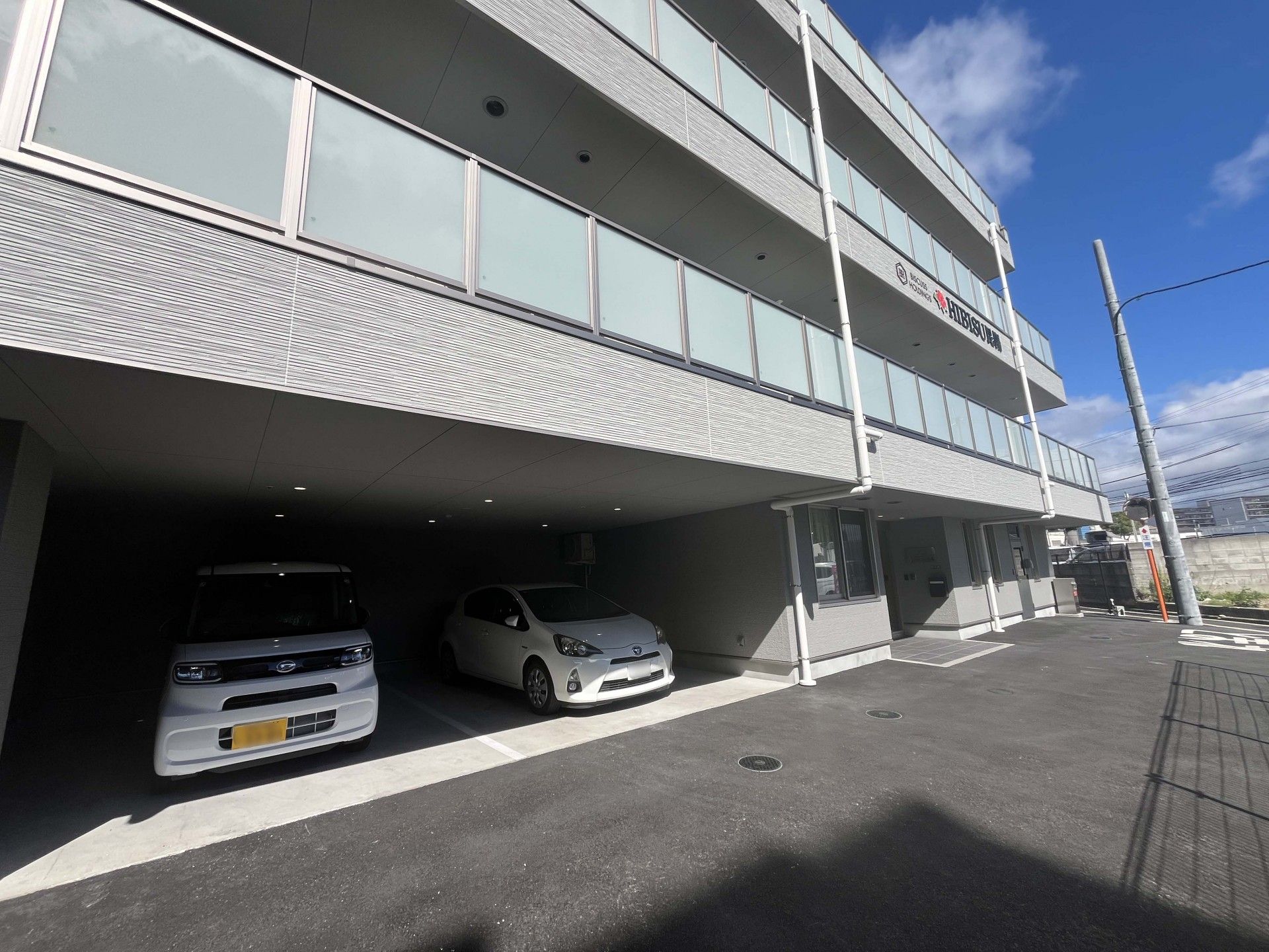 駐車場のある建物外観