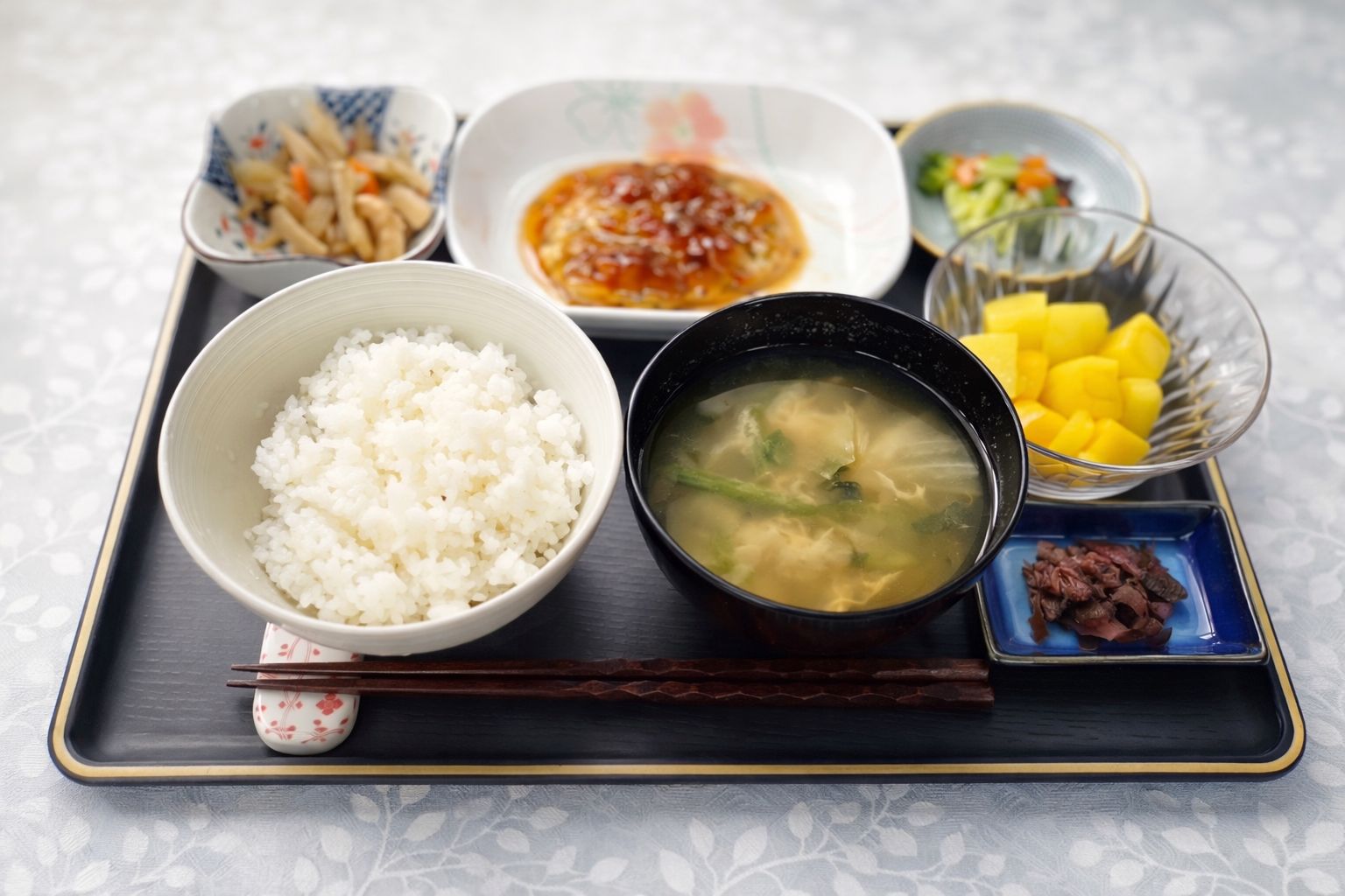 彩り豊かな食事の膳