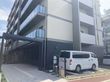 駐車場のある建物外観