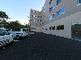 広々とした駐車場の外観