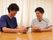 笑顔で会話するスタッフ