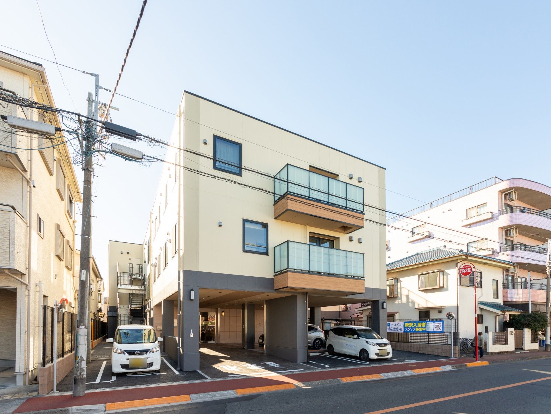 駐車場付きの建物外観