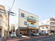 駐車場付きの建物外観