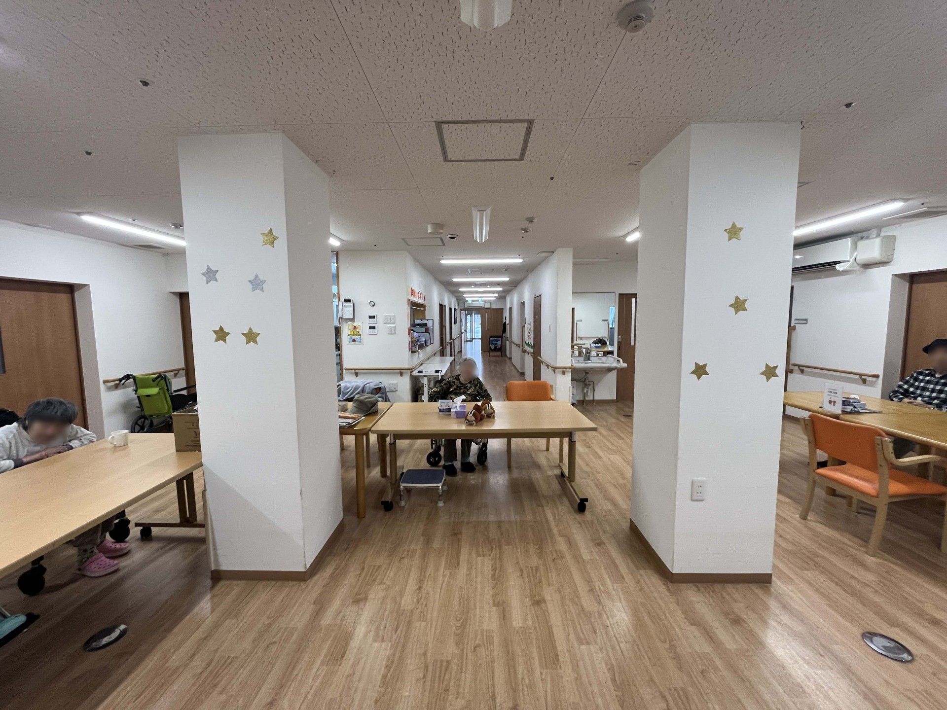 星の飾りがある廊下