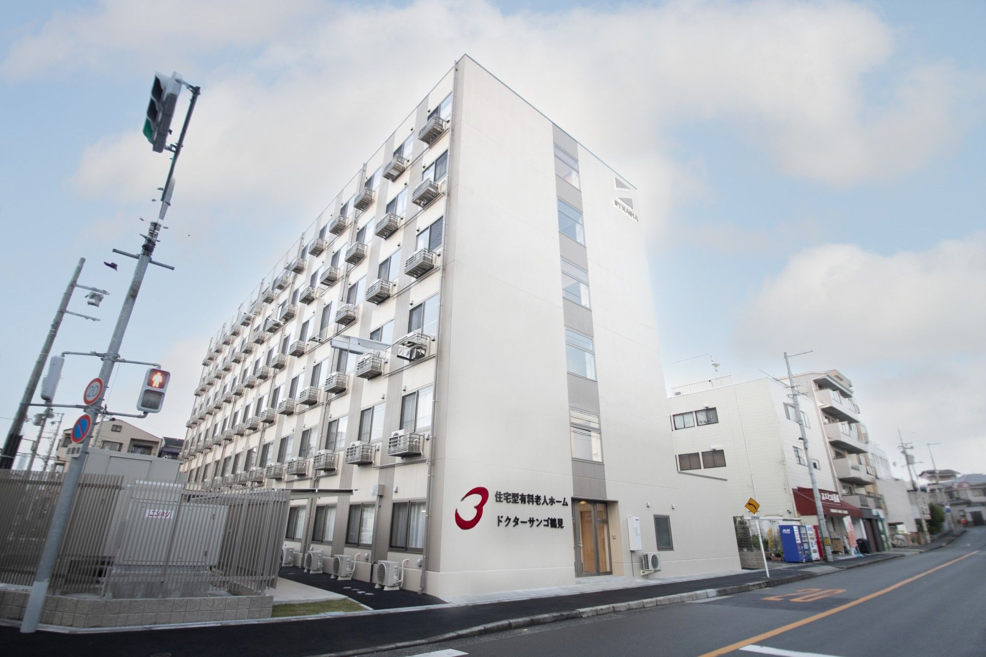大通り沿いの建物外観