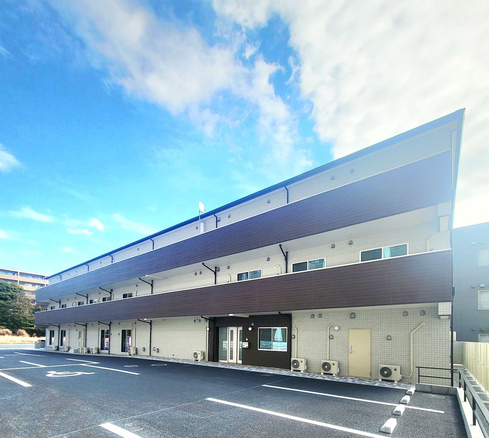 青空の下の建物外観