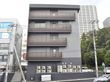落ち着いた外観の建物