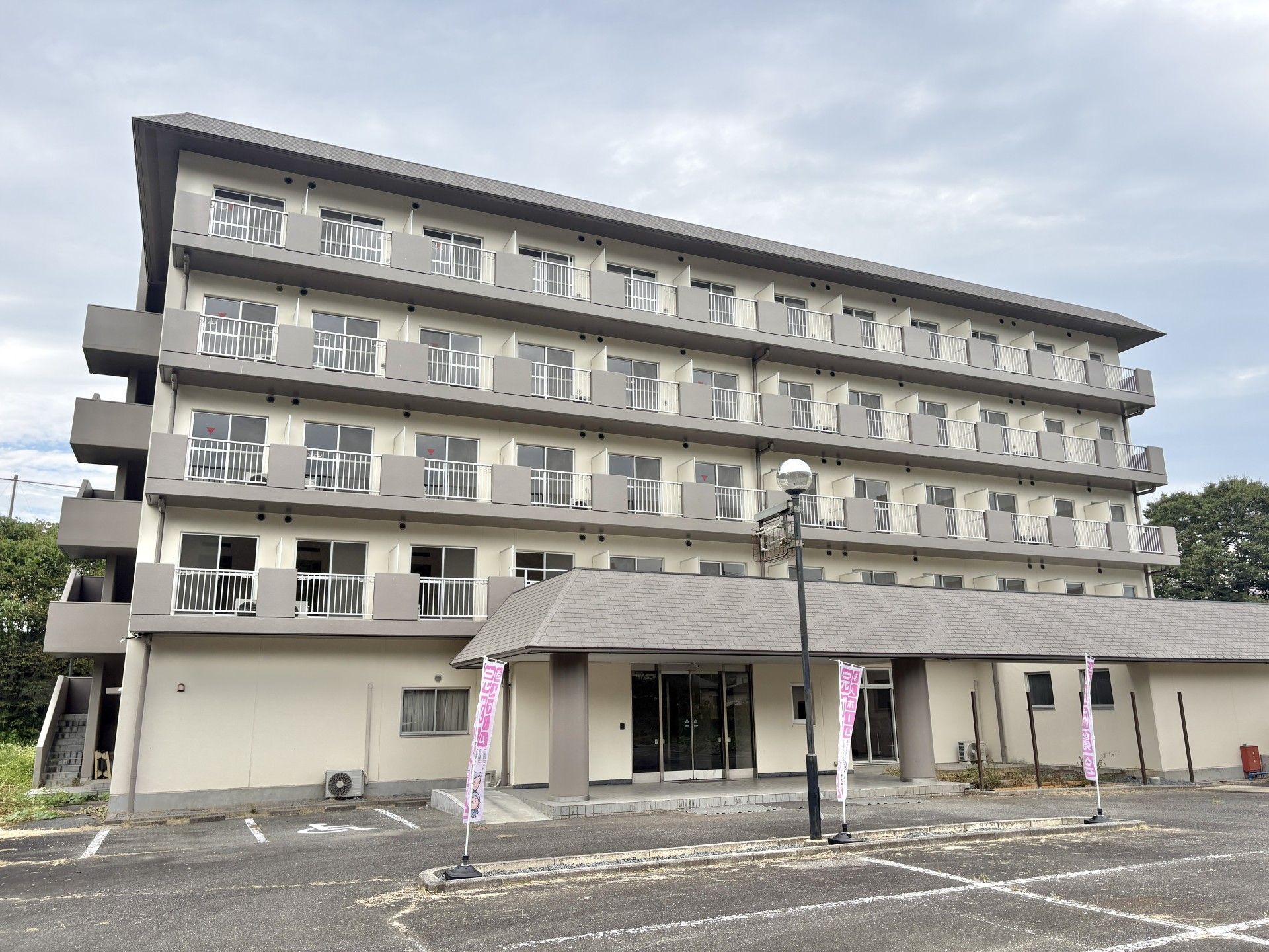 5階建ての建物外観