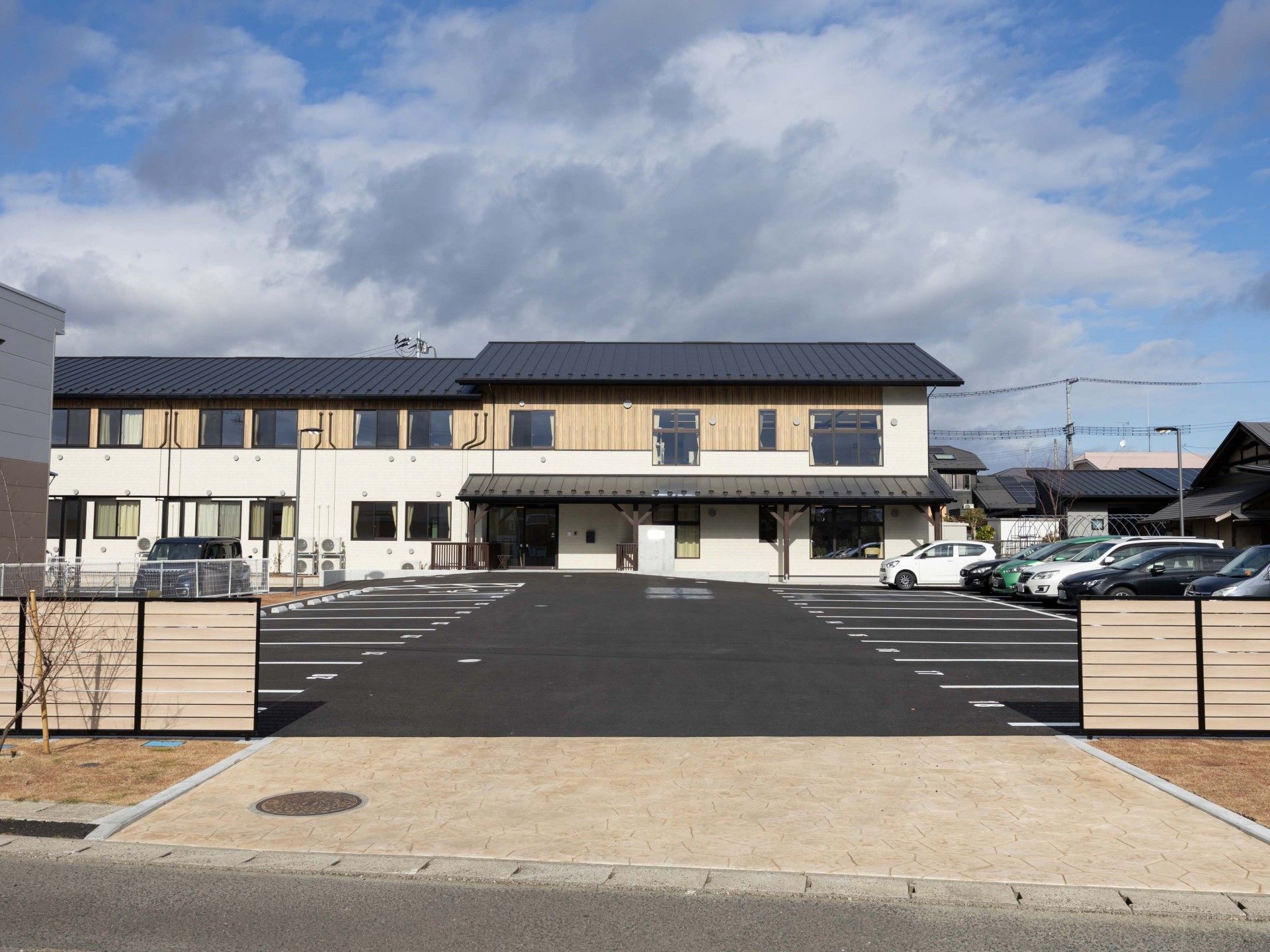 広い駐車場の建物