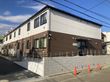 スロープ付きの建物外観