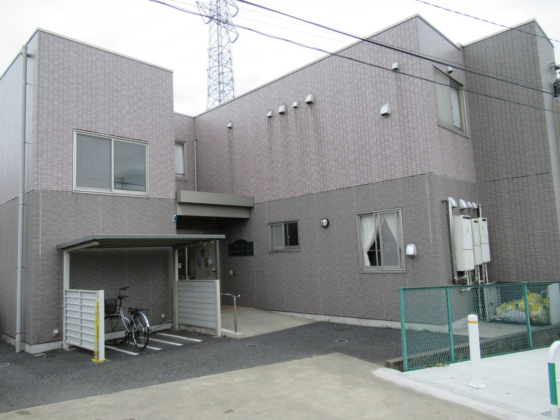 ゆったりとした入口の建物
