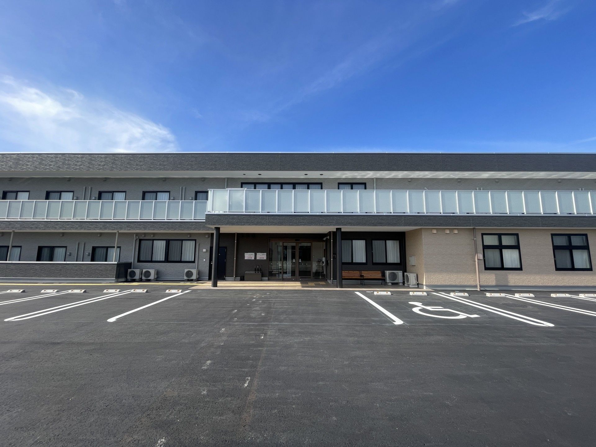 広い駐車場のある建物
