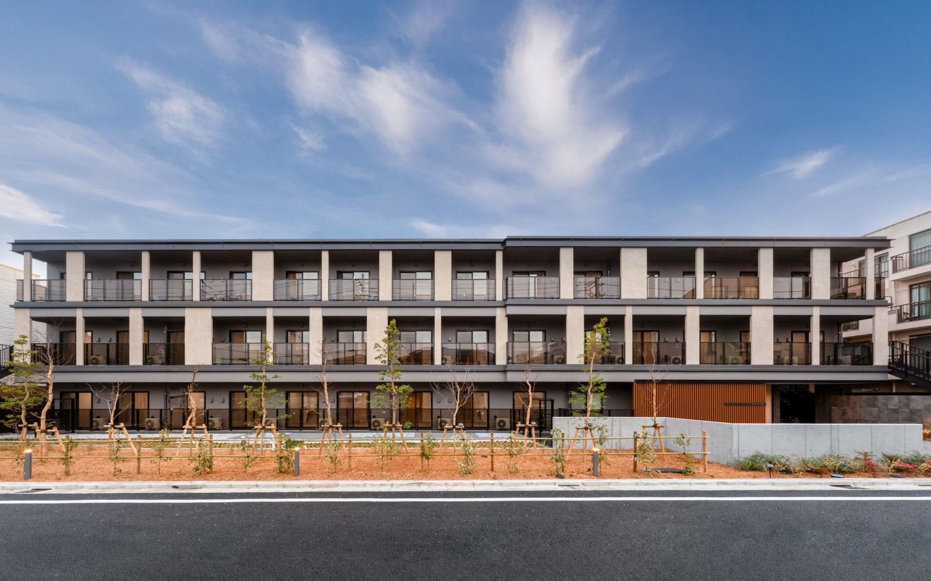 三階建ての建物外観