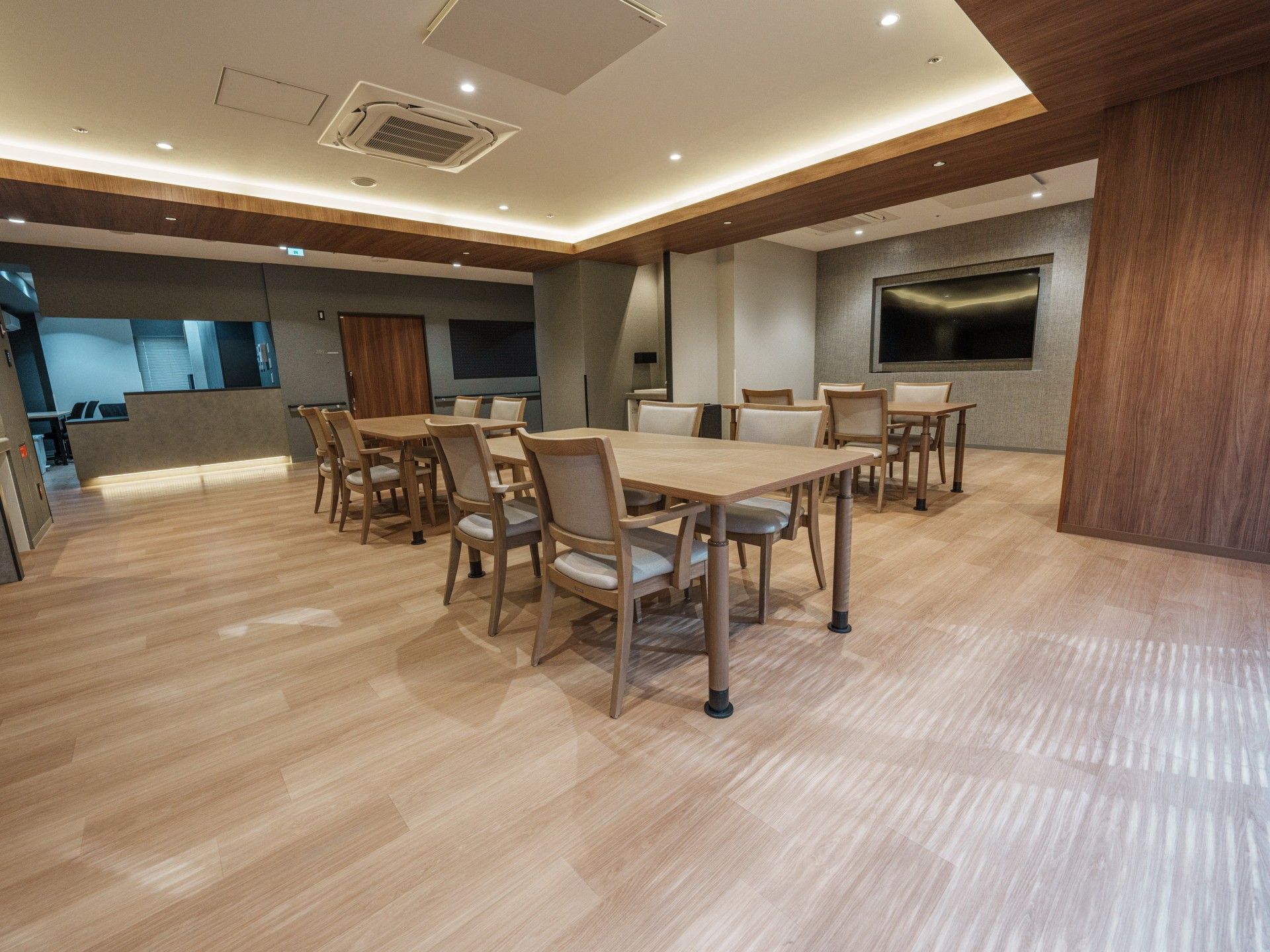 広いテーブルと椅子の部屋
