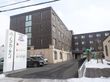 落ち着いた外観の建物
