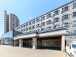 広い駐車場のある建物