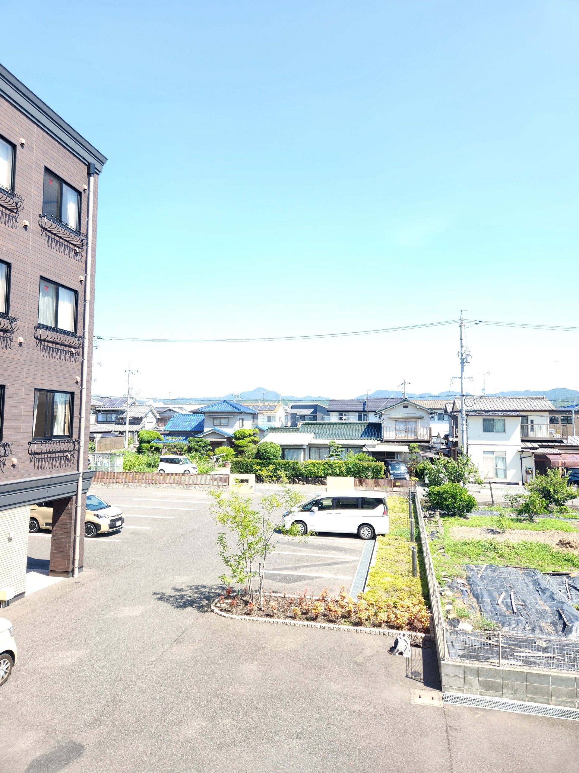 広い駐車場と周辺の景色