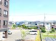 広い駐車場と周辺の景色
