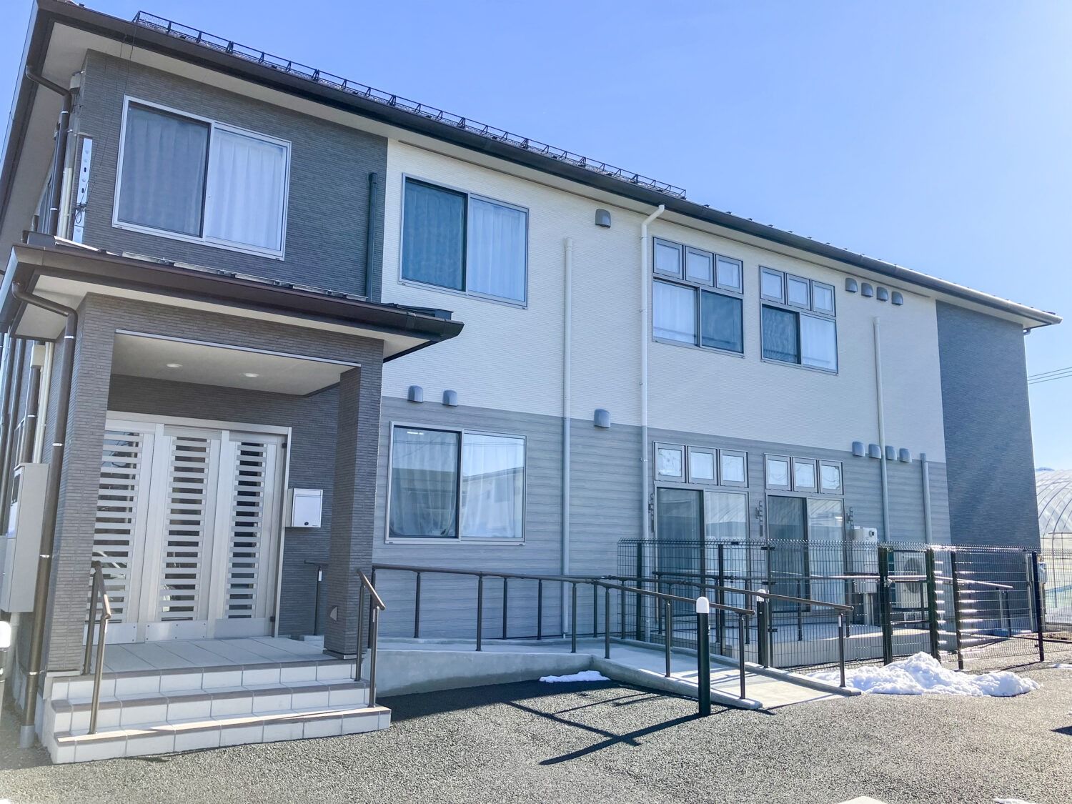 二階建ての建物外観
