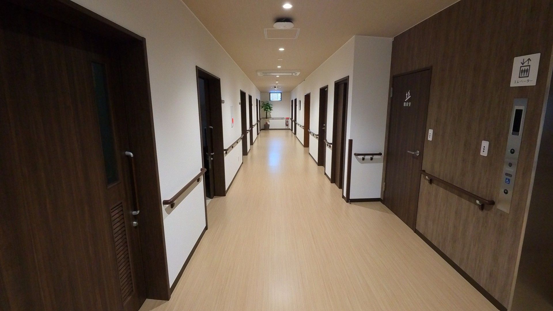 手すり付きの廊下