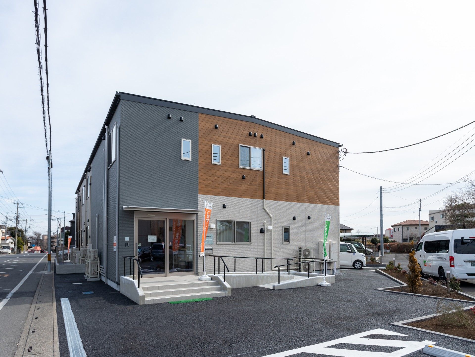 落ち着いた外観の建物