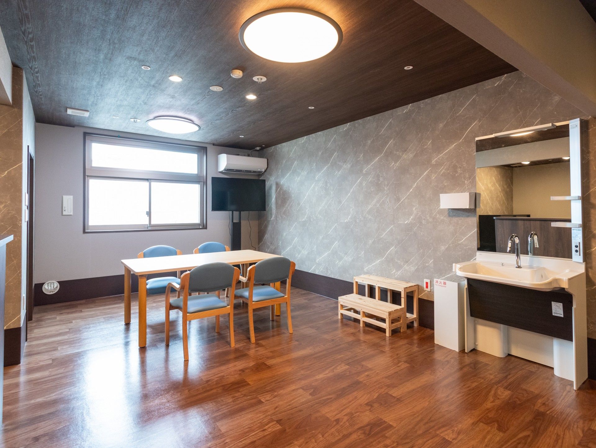 明るい部屋のテーブルと椅子