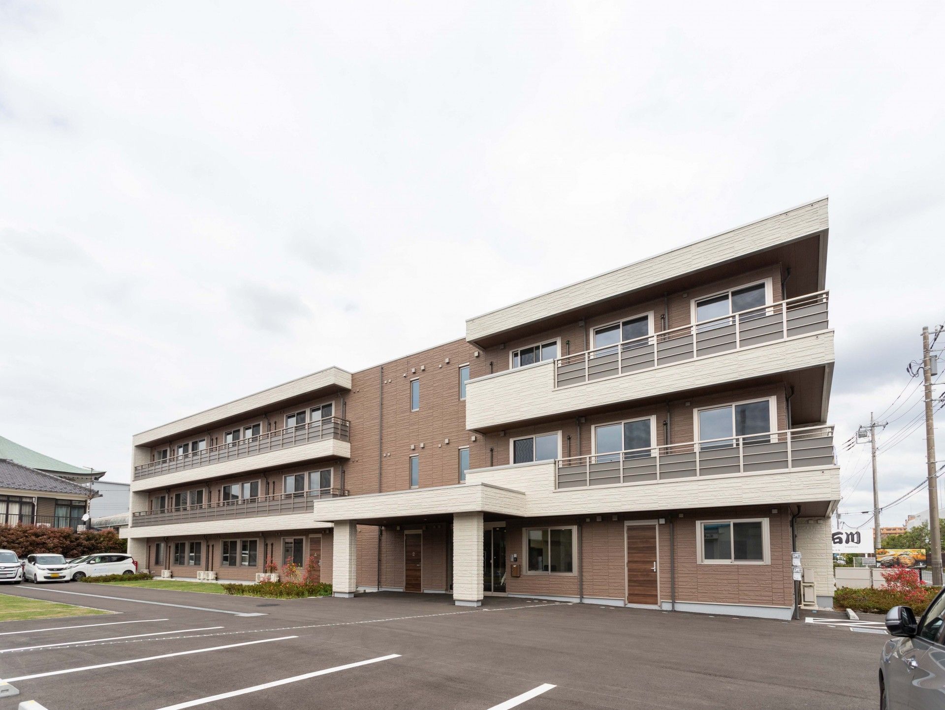 駐車場のある建物外観