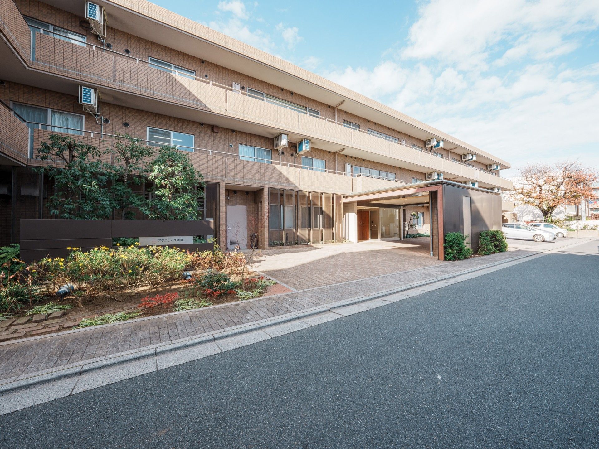 緑豊かな建物の外観