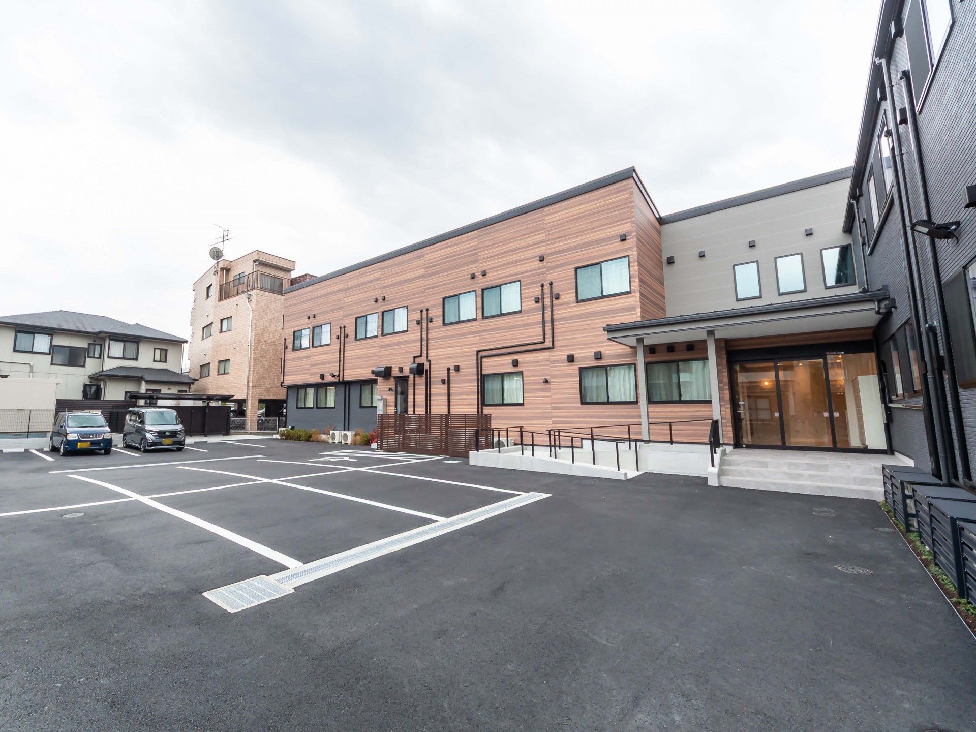 広い駐車場のある建物