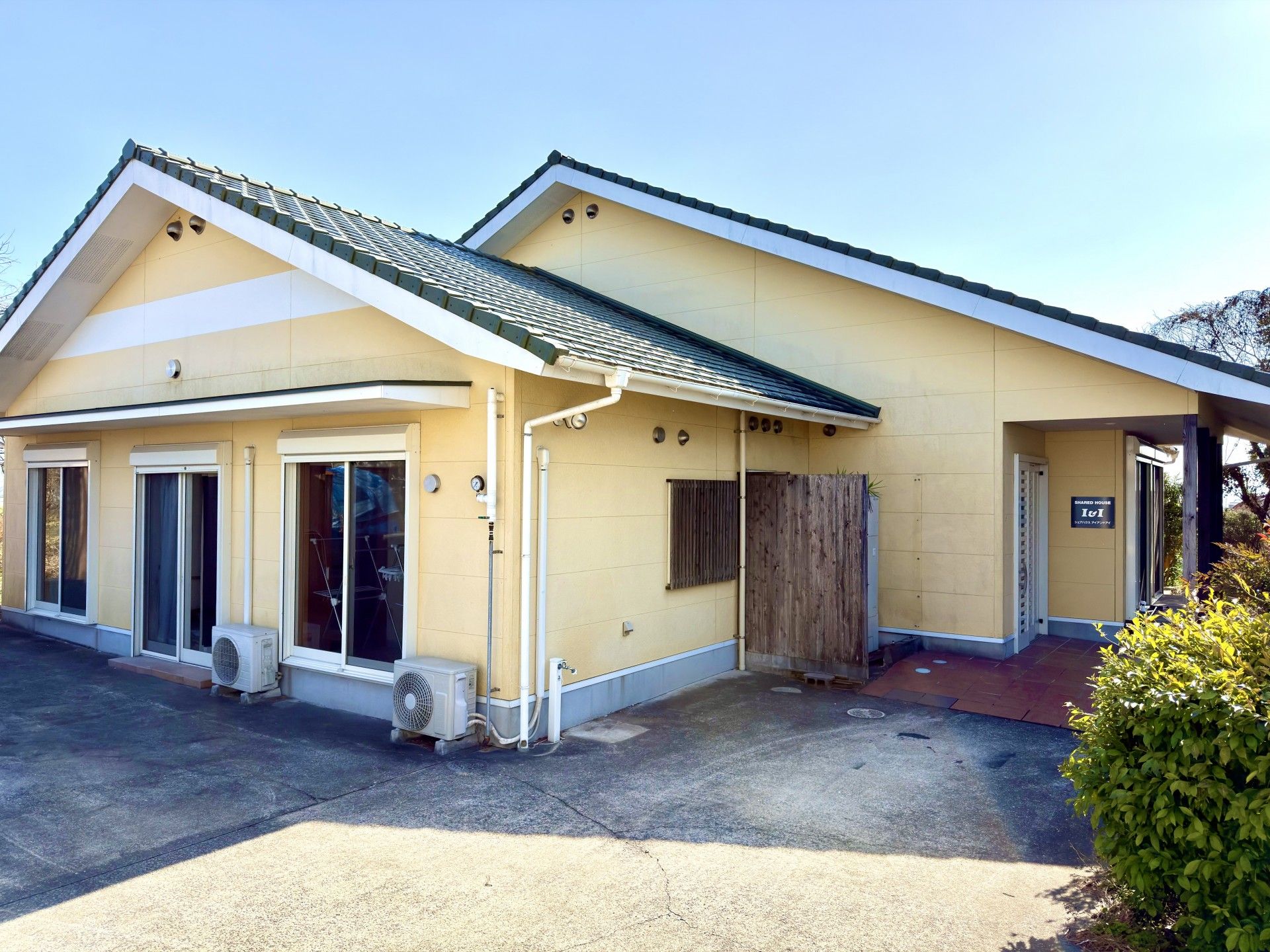 日差しが差し込む建物外観